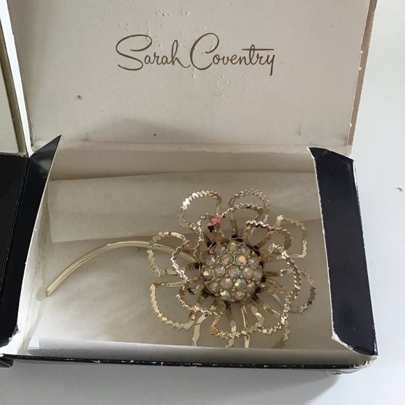 Sarah Coventry Vintage Gold Tone Brooch Pin and Clip-on Earrings Set Demi Parure - Picture 10 of 10